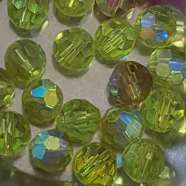 Perles rondes facettes en verre 8mm vert olivine AB.