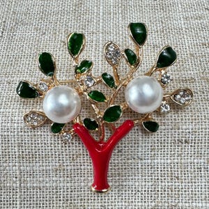 Boombroche met parels – geëmailleerde pin met rode stam, groene bladeren en kristallen details, natuursieraden cadeau voor vrouwen