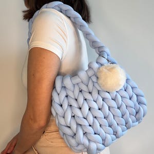 Hellblaue Grobstricktasche – Handgemachte Schultertasche aus Marshmallowgarn, Chunky Handtasche für Alltag