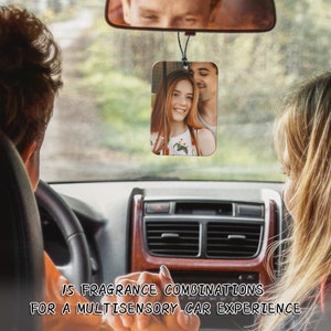 Puede incluir: Un ambientador de coche con una foto de una pareja. La foto est&aacute; en un marco rectangular y est&aacute; colgada del espejo retrovisor. La pareja sonr&iacute;e y mira a la c&aacute;mara.