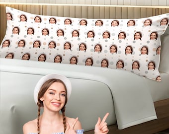 Könnte beinhalten: Ein weißes Kissen mit einem sich wiederholenden Muster eines Gesichts auf weißem Hintergrund mit grauen und braunen Punkten.