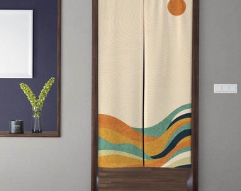 Pode incluir: Um par de divisórias de quarto bege com um padrão geométrico de ondas laranja, amarelo, azul e verde. As divisórias têm um gráfico de sol no canto superior direito.