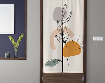 Pode incluir: Uma cortina de porta bege com um design botânico abstrato. A cortina apresenta um desenho a traço preto de uma planta com folhas e formas coloridas em tons suaves de laranja, cinza e verde. A cortina é emoldurada por uma moldura de porta de madeira marrom escuro.
