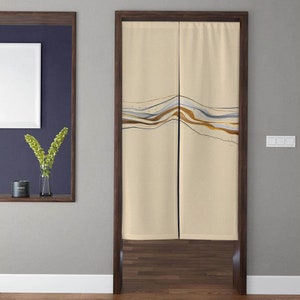 Può includere: Un paio di divisori per ambienti beige con un design astratto ondulato in tonalità di marrone, blu e oro. I divisori sono appesi a una cornice in legno.