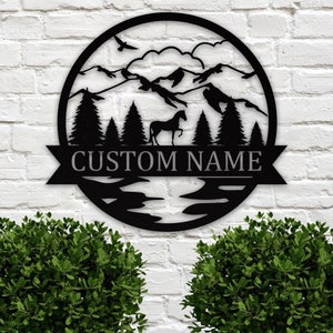 Custom Natura Fauna Selvatica Cavallo Segno metallico / Montagna e albero Segno metallico / Simbolo personalizzato in metallo / Cognome / Regalo per la casa