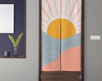 Pode incluir: Cortina de porta decorativa com um design de paisagem abstrata. A obra de arte inclui um sol amarelo, ondas azuis e uma massa de terra cor de pêssego. A cortina é emoldurada por uma moldura de porta de madeira escura, adicionando calor.