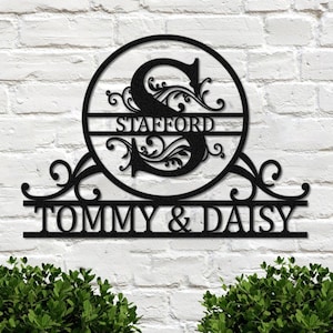 Letrero de metal con monograma personalizado, letrero de metal con nombre de familia personalizado, colgador de puerta de metal, decoración de arte de pared con letra dividida inicial, regalos de boda para parejas