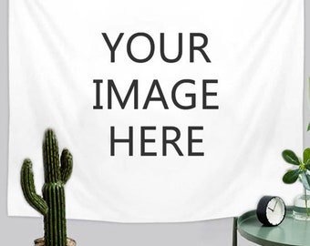 Könnte beinhalten: Ein weißer Wandteppich mit dem Text "YOUR IMAGE HERE" in Schwarz gedruckt. Der Wandteppich hängt an einer Wand mit einer Kaktuspflanze und einer Uhr auf einem Tisch im Vordergrund.