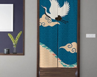 Könnte beinhalten: Ein Paar blaue und beige japanische Raumteiler mit einem weißen Kranich, der über einem Muster aus Wolken und Wellen fliegt. Die Raumteiler sind aus Stoff und haben einen Holzrahmen.