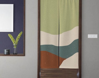 Pode incluir: Um conjunto de duas cortinas divisórias de ambiente com um design geométrico abstrato. As cortinas são feitas de um tecido marrom claro com um padrão verde, azul e marrom. As cortinas estão penduradas em uma haste de madeira.