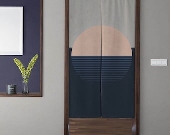 Pode incluir: Um par de cortinas divisórias de ambiente cinzas e azuis com um design geométrico de sol rosa e azul.