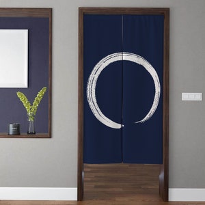 Op de afbeelding: Een paar kamerverdelers in marineblauw met een wit cirkelontwerp. De cirkel is getekend met een penseelstreek-effect.