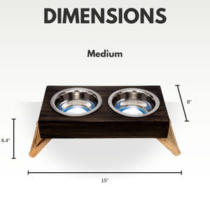Puede incluir: Un soporte de cuenco doble para perros de madera marr&oacute;n oscuro con dos cuencos de acero inoxidable. El soporte tiene cuatro patas y mide 38 cm de largo, 16 cm de alto y 20 cm de ancho. El soporte est&aacute; etiquetado como "Mediano".