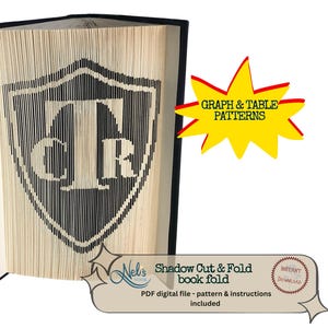 Könnte beinhalten: Ein digitaler Download-Muster für eine Papiercraft-Buchfaltung eines Schildes mit den Buchstaben "CR" darin. Das Muster enthält Graphen- und Tabellenmuster für die Buchfaltung. Das Bild zeigt eine gefaltete Buchfaltung mit einem schwarz-weißen Schilddesign.