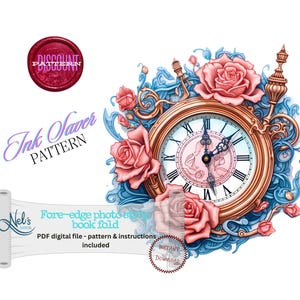 Op de afbeelding: Een digitaal downloadbaar patroon voor een boekvouw met een klok, rozen en een blauw en wit bloemenmotief. Het patroon heet "Ink Saver" en is direct te downloaden.