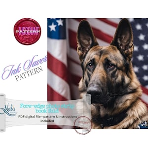Könnte beinhalten: Ein Deutscher Schäferhund mit braunem und schwarzem Fell schaut nach links. Der Hund steht vor einer amerikanischen Flagge. Der Text "Ink Saver Pattern" ist in lila Farbe auf weißem Hintergrund. Der Text "Fore-edge photo strip book fold" ist in blauer Farbe auf weißem Hintergrund. Der Text "PDF digital file - pattern & instructions included" ist in schwarzer Farbe auf weißem Hintergrund. Der Text "Instant Download" ist in roter Farbe auf weißem Hintergrund.