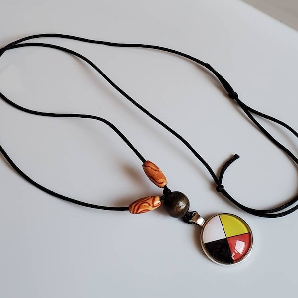 Collar con colgante de rueda medicinal, indígena, Primeras Naciones, orgullo, rojo, negro, blanco, amarillo, circular, redondo, unisex, regalo, nativo americano