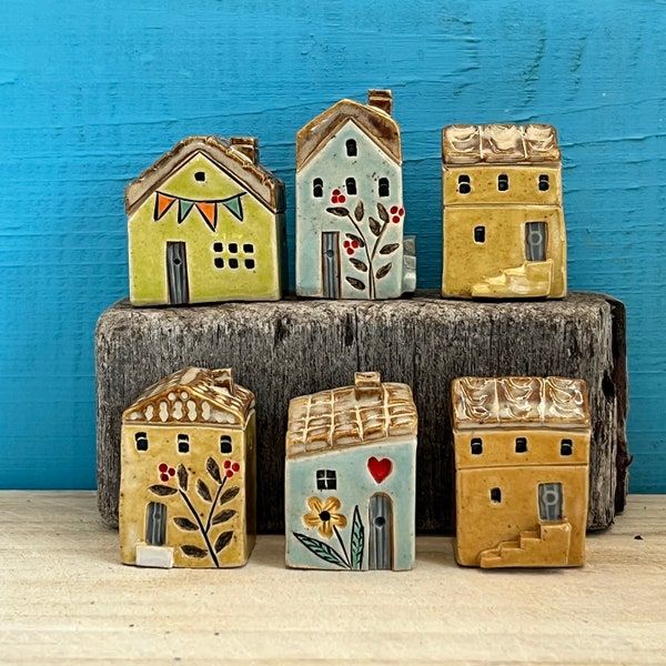 Une maison miniature en céramique faite à la main, village de poterie. Maisons de village arc-en-ciel.
