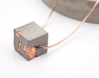 Chain with concrete pendant cube in rose gold