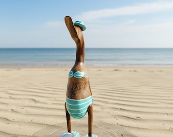 Ente Gertrud – Badeanzug, Flip-Flops & Namensschild – Bambus - Teakholz, 3 Größen