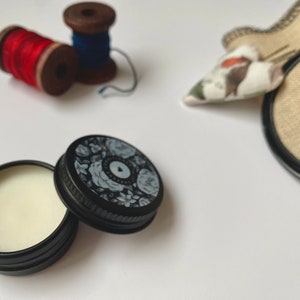 TRÅDVAX - Trådförbättrare - Trådglansförbättrare för broderi, korsstygn, nålsömnad eller sömnad tillverkad av sojavax (burk: svart) bild 2