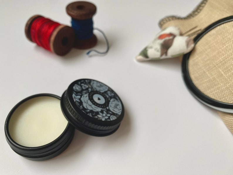 TRÅDVAX - Trådförbättrare - Trådglansförbättrare för broderi, korsstygn, nålsömnad eller sömnad tillverkad av sojavax (burk: svart) bild 2