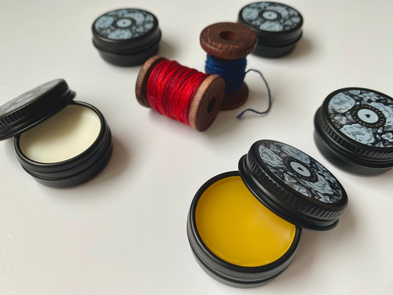 TRÅDVAX - Trådförbättrare - Trådglansförbättrare för broderi, korsstygn, nålsömnad eller sömnad tillverkad av sojavax (burk: svart) bild 4