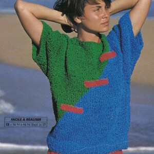 May include: A color-blocked knit top in green and blue with red accents. The top features a textured knit design and short sleeves. The text "FACILE À RÉALISER" is visible in the lower left corner. The model is wearing red shorts.