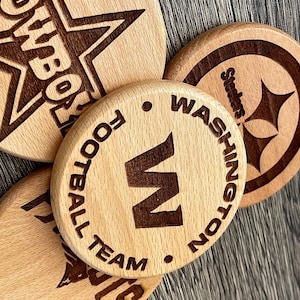 Logo-Untersetzer aus Holz mit Lasergravur des Fußballvereinslogos