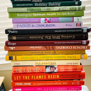 K&ouml;nnte beinhalten: Ein Stapel Kochb&uuml;cher mit verschiedenen Titeln, darunter "Lunch on the Go", "Top Secret Recipes Classics", "Salads", "Holiday Baking", "Foodmade Fast", "Blasting for Optimum Health Recipe Book", "Fairies Cookbook", "Poultry", "Soups", "Cooking With The Ancients", "Fine Wineries", "French Cooking", "Delia Smith's Summer Collection", "Paula Deen", "Let the Flames Begin", "Food & Wine", "Sweet Serendipity", "Push-up Pops", "Flat Belly Diet Cookbook", "Deceptively Delicious", "Classic Desserts", "Great Meals in Minutes", "Brunch Menus", "Pies & Pastries" und "Great Meals in Minutes".