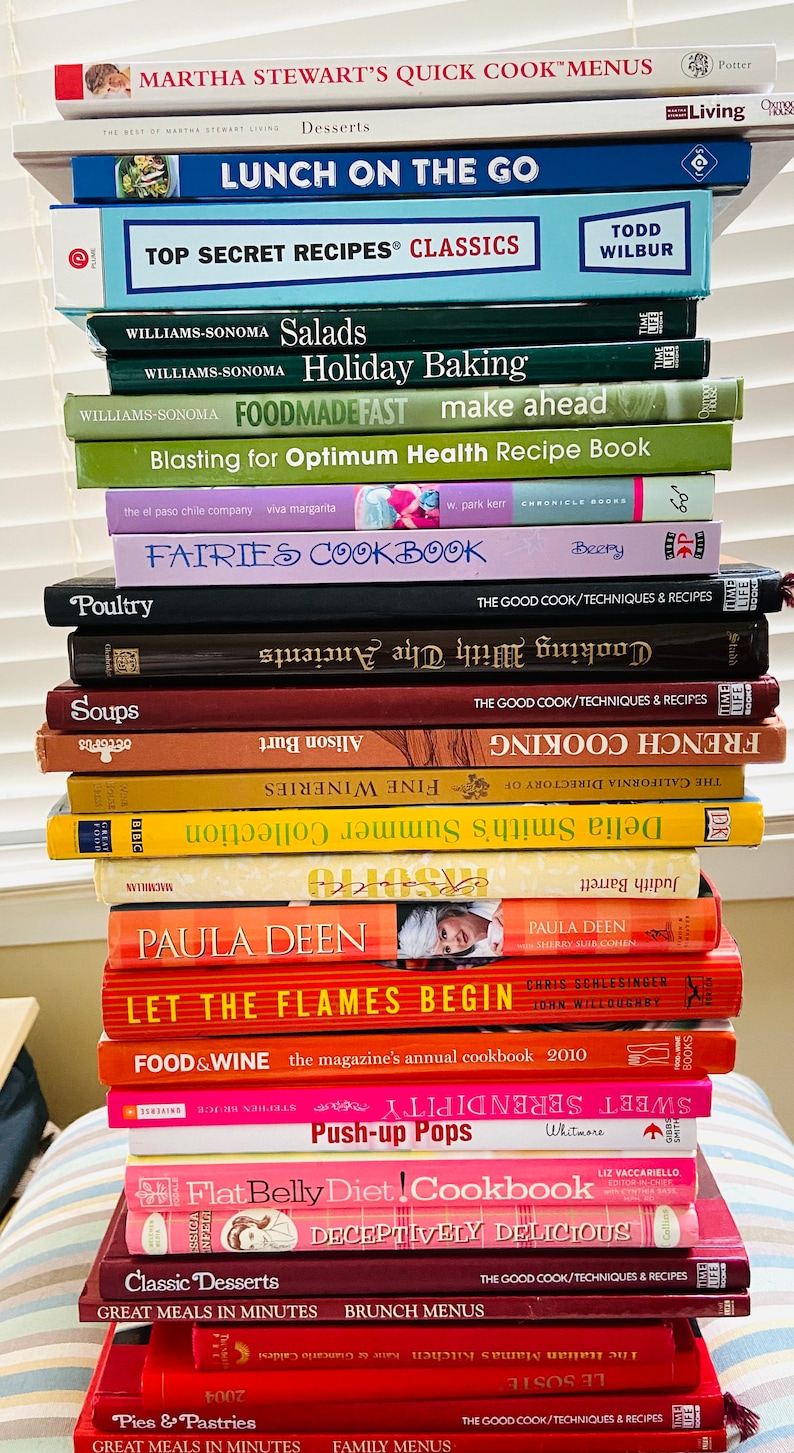 K&ouml;nnte beinhalten: Ein Stapel Kochb&uuml;cher mit verschiedenen Titeln, darunter "Lunch on the Go", "Top Secret Recipes Classics", "Salads", "Holiday Baking", "Foodmade Fast", "Blasting for Optimum Health Recipe Book", "Fairies Cookbook", "Poultry", "Soups", "Cooking With The Ancients", "Fine Wineries", "French Cooking", "Delia Smith's Summer Collection", "Paula Deen", "Let the Flames Begin", "Food & Wine", "Sweet Serendipity", "Push-up Pops", "Flat Belly Diet Cookbook", "Deceptively Delicious", "Classic Desserts", "Great Meals in Minutes", "Brunch Menus", "Pies & Pastries" und "Great Meals in Minutes".