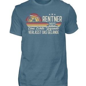 Rentner 2023 Shirt / Ruhestand Shirt / Eine echte Legende verlässt das Gelände / Lustiger Ruhestand Spruch Herren Shirt Steinblau