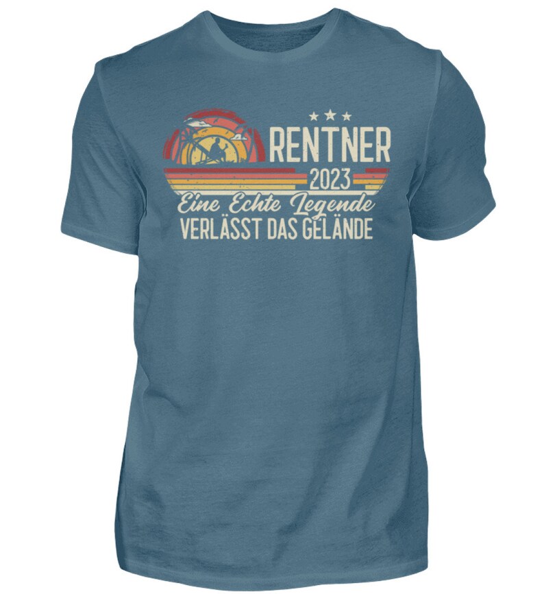 Rentner 2023 Shirt / Ruhestand Shirt / Eine echte Legende verlässt das Gelände / Lustiger Ruhestand Spruch Herren Shirt Steinblau