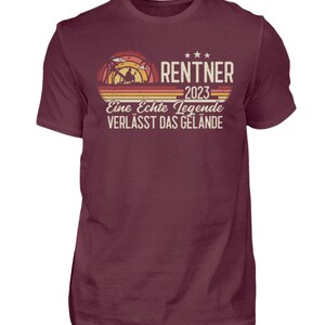 Rentner 2023 Shirt / Ruhestand Shirt / Eine echte Legende verlässt das Gelände / Lustiger Ruhestand Spruch Herren Shirt Burgundy