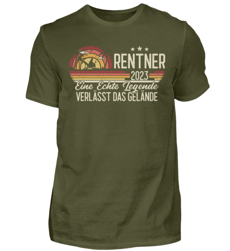 Rentner 2023 Shirt / Ruhestand Shirt / Eine echte Legende verlässt das Gelände / Lustiger Ruhestand Spruch Herren Shirt Urban Khaki