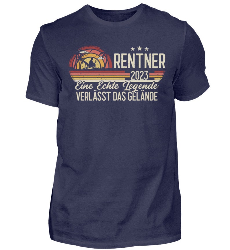 Rentner 2023 Shirt / Ruhestand Shirt / Eine echte Legende verlässt das Gelände / Lustiger Ruhestand Spruch Herren Shirt Navy