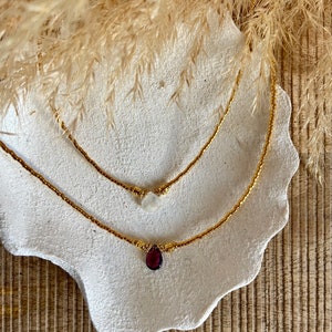Necklace with gold-plated miyuki beads and semi-precious moonstone/garnet stone