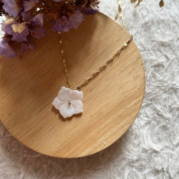 Collier acier avec fleur nacre