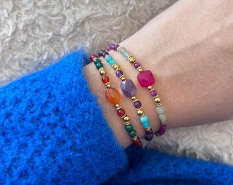 armband med halvädelstenar