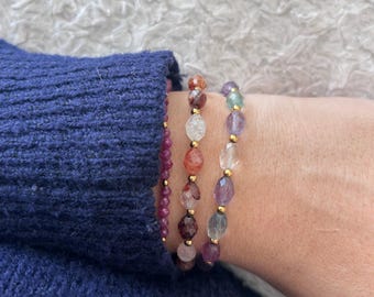armband med halvädelstenar