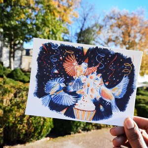 Cartão de aniversário de pássaros, ilustração a lápis de cor, impressão fosca, cartão postal A6, bolo de aniversário de pássaros imagem 2