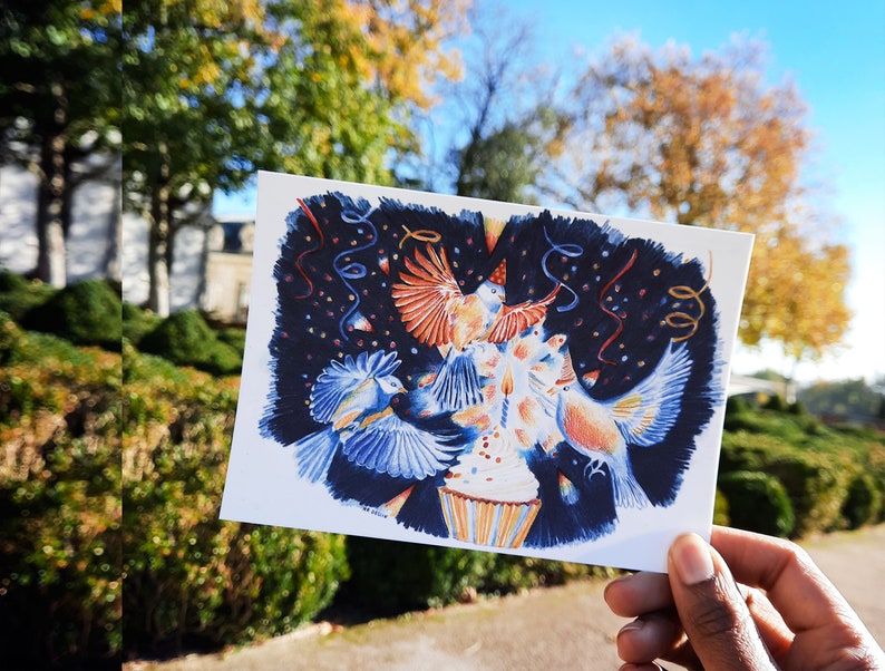 Cartão de aniversário de pássaros, ilustração a lápis de cor, impressão fosca, cartão postal A6, bolo de aniversário de pássaros imagem 2