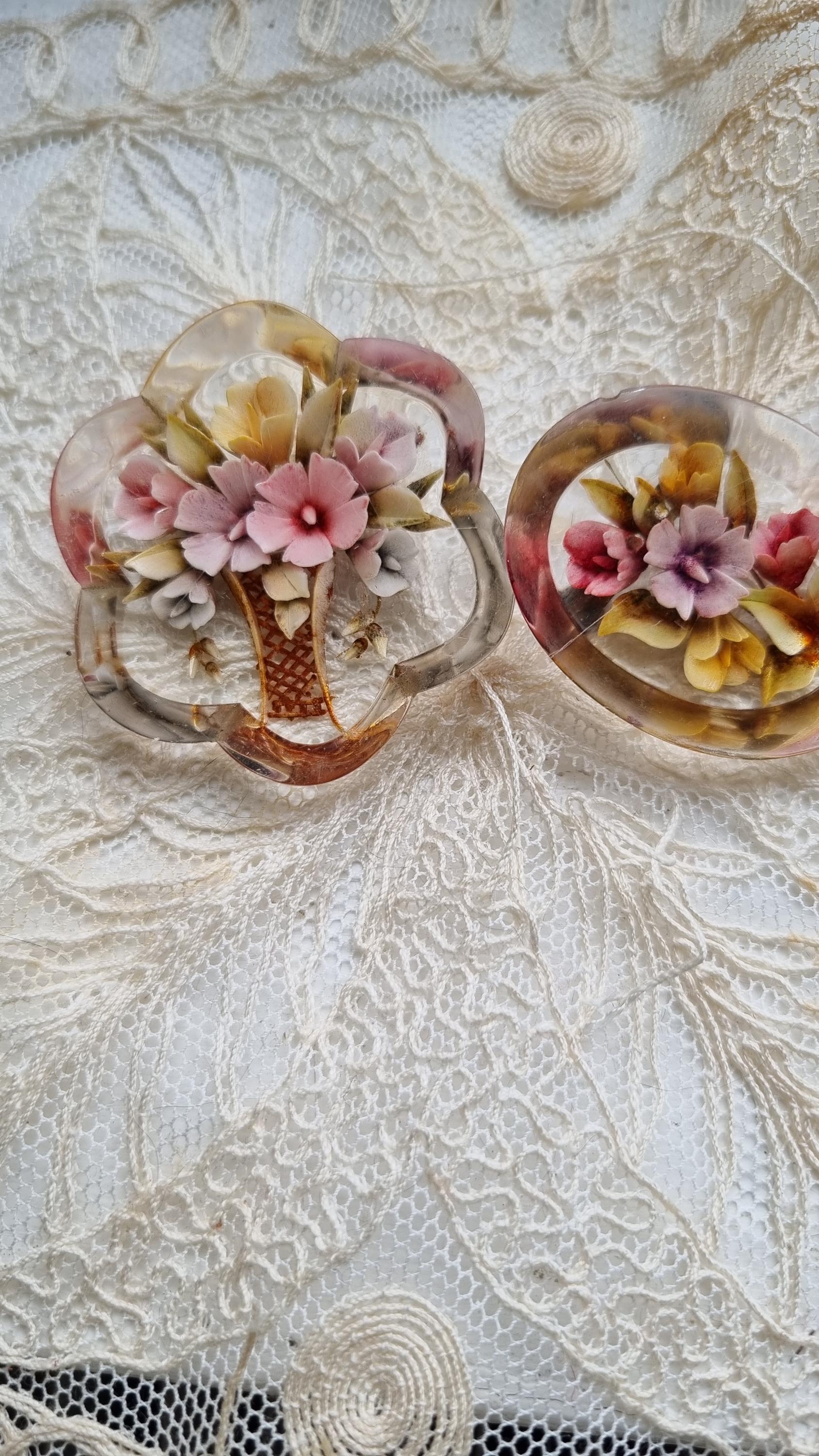 vintage Broche en lucite à décor floral gravé à l'envers