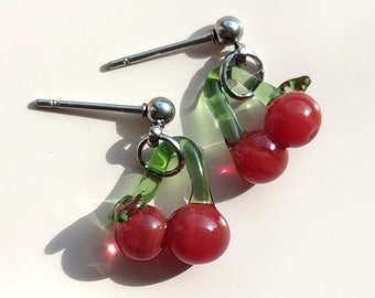 Boucles d'oreilles en verre boroslicate cerise rouge, boucles d'oreilles cerises, boucles d'oreilles fruits, bijoux juteux, bijoux ambiance estivale, boucles d'oreilles en verre mignonnes