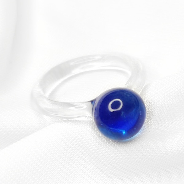 Bague en verre unique avec grosse boule bleue, minimaliste et simple, bague élégante, lampwork, verre borosilicaté, bague cocktail, bague à pois, bague bleue