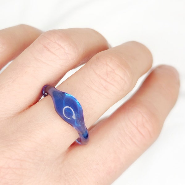 Szklany niebieski pierścionek ,duży i efektowny pierścionek, nieregularny, minimalistyczny, kobaltowy pierścionek