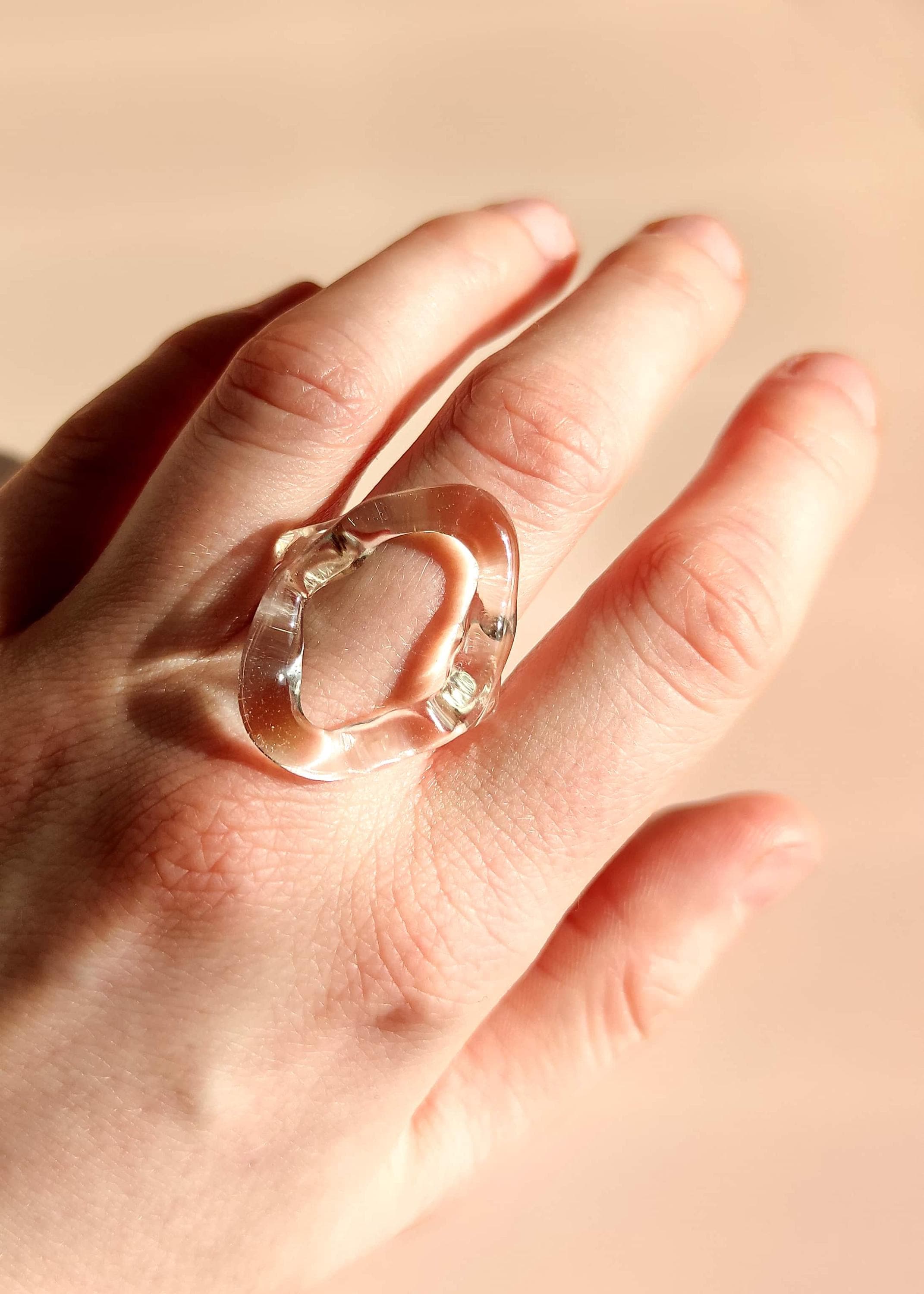 Kräftiger Klarglasring – Handgefertigter Statement-Schmuck aus recyceltem Glas, organisches, vom Ozean inspiriertes Design, Statement-Ring, einzigartiges Ringstück