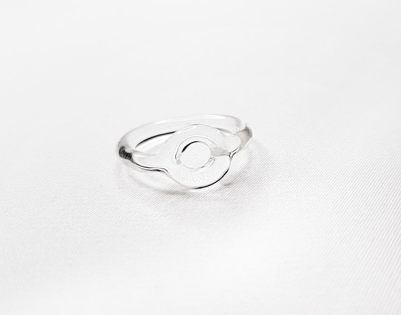 Anello di vetro unico con cerchio, minimalista e semplice, anello elegante, lavorazione a lume, vetro borosilicato, anello cocktail, anello circolare, anello ciambella immagine 7