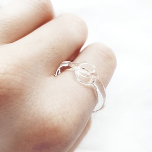 Anello di vetro unico con cerchio, minimalista e semplice, anello elegante, lavorazione a lume, vetro borosilicato, anello cocktail, anello circolare, anello ciambella immagine 6