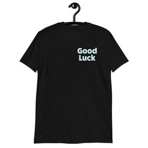 Koszulka z grafiką Good Luck Minimal, koszulka unisex z kieszenią na piersi, z typografią, życzenia z retro wzorem